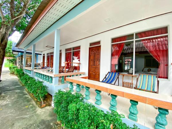 Lanta Paradise Beach Resort : photo 3 de la chambre chambre familiale