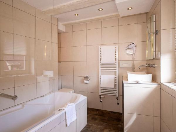 Hotel Restaurant Le Maréchal - Teritoria : photo 1 de la chambre chambre double avec baignoire balnéo