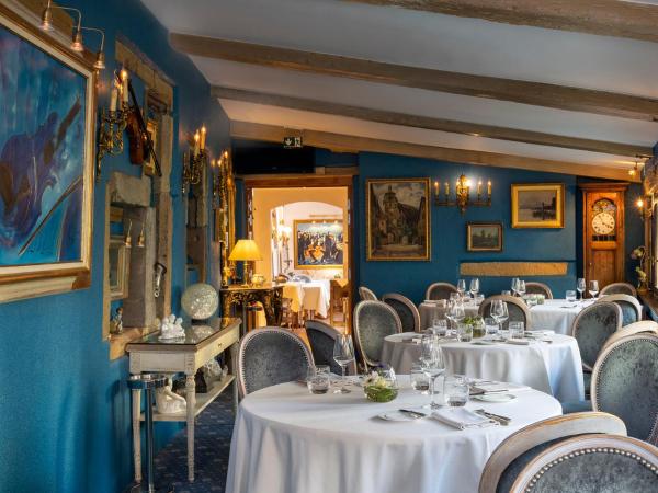 Hotel Restaurant Le Maréchal - Teritoria : photo 3 de la chambre suite lit queen-size avec baignoire spa