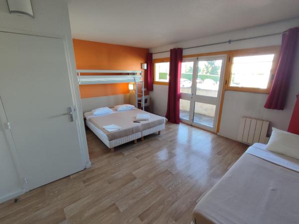 Premiere Classe Annecy Cran-Gevrier : photo 1 de la chambre chambre quadruple avec 1 lit double et 2 lits simples