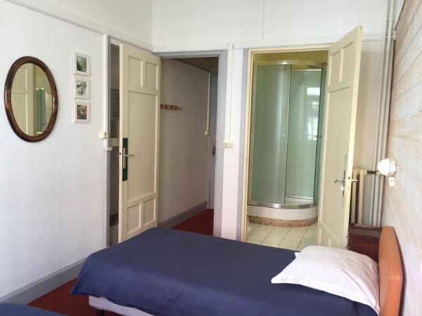 AUBERGE RIVA BELLA : photo 9 de la chambre chambre double ou lits jumeaux avec douche