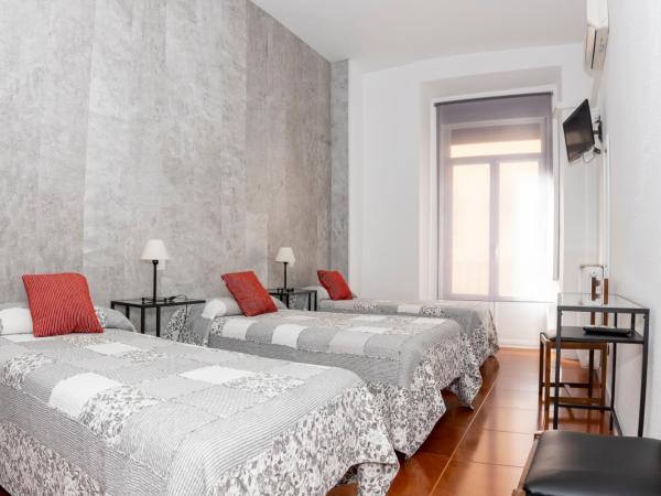 Hostal Tokio : photo 7 de la chambre chambre triple