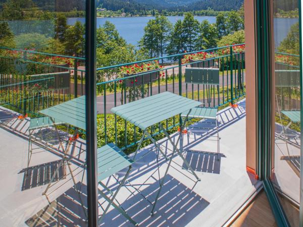 Le Manoir Au Lac : photo 5 de la chambre chambre standard grands bois - vue sur lac