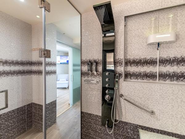 Hotel @Syngrou Fix : photo 8 de la chambre junior suite with sauna and private terrace