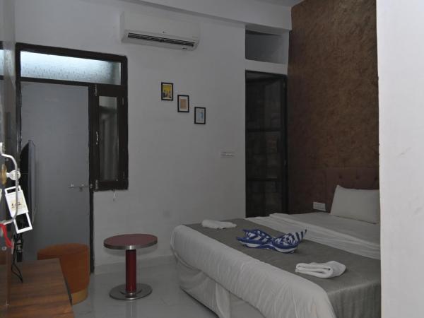 Hotel Apni Haveli : photo 3 de la chambre suite lit king-size avec balcon