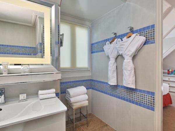 Hôtel Regina Louvre : photo 10 de la chambre suite familiale (2 adultes + 2 enfants)