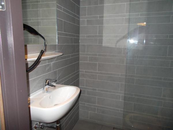 Urban City Centre Hostel : photo 4 de la chambre chambre triple avec salle de bains