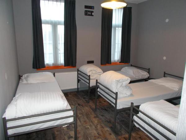 Urban City Centre Hostel : photo 2 de la chambre chambre quadruple avec salle de bains