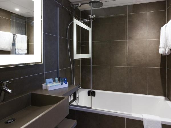 Novotel Paris 17 : photo 7 de la chambre chambre supérieure avec lit queen-size et canapé-lit double