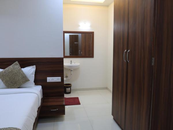 StayBird - NEST, A Premium Residences, Kharadi : photo 5 de la chambre chambre double ou lits jumeaux supérieure avec vue sur ville