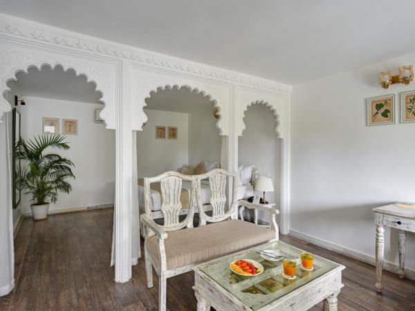 Swaroop Vilas - Lake Facing Boutique Hotel : photo 4 de la chambre chambre double - vue sur jardin