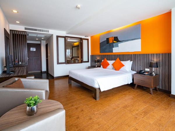 Hotel J Pattaya - SHA Extra Plus : photo 4 de la chambre chambre king-size de luxe - vue sur la ville