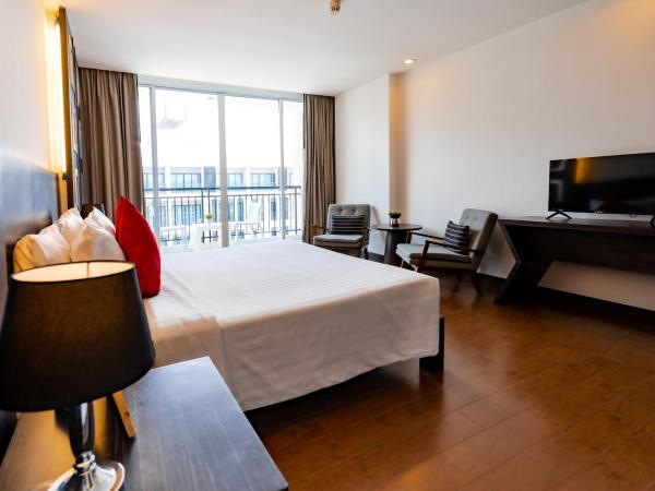 Hotel J Pattaya - SHA Extra Plus : photo 2 de la chambre chambre king-size de luxe - vue sur la ville