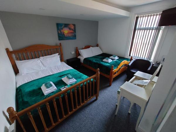 High Tide Hotel Oyo : photo 6 de la chambre chambre quadruple standard