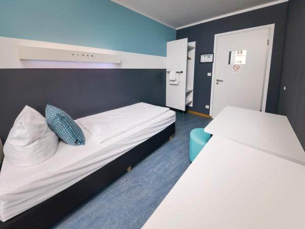 Old Town Hostel : photo 7 de la chambre chambre simple avec salle de bains commune