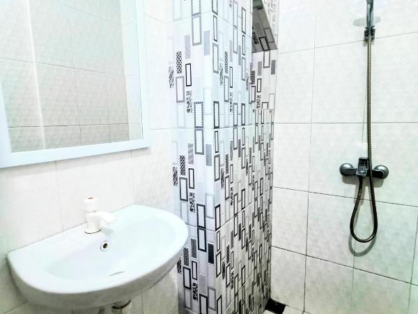 Ada Waktu Homestay : photo 4 de la chambre chambre triple - vue sur la piscine