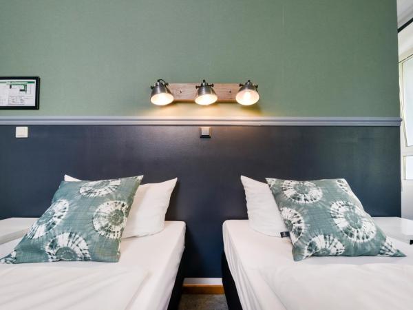 Old Town Hostel : photo 9 de la chambre chambre triple avec salle de bains commune