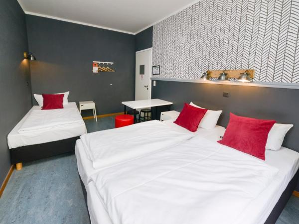 Old Town Hostel : photo 10 de la chambre chambre triple avec salle de bains commune