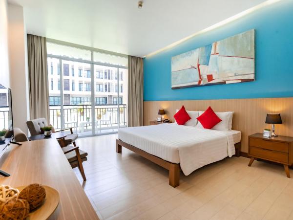 Hotel J Pattaya - SHA Extra Plus : photo 1 de la chambre chambre de luxe - vue sur piscine
