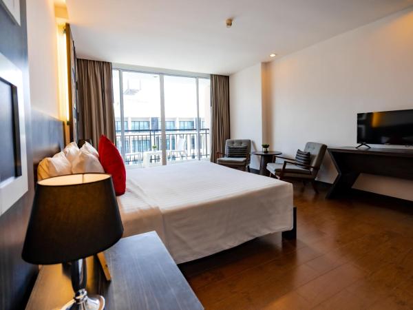 Hotel J Pattaya : photo 7 de la chambre chambre de luxe - vue sur piscine