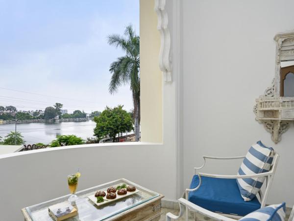 Swaroop Vilas - Lake Facing Boutique Hotel : photo 1 de la chambre suite avec vue sur lac