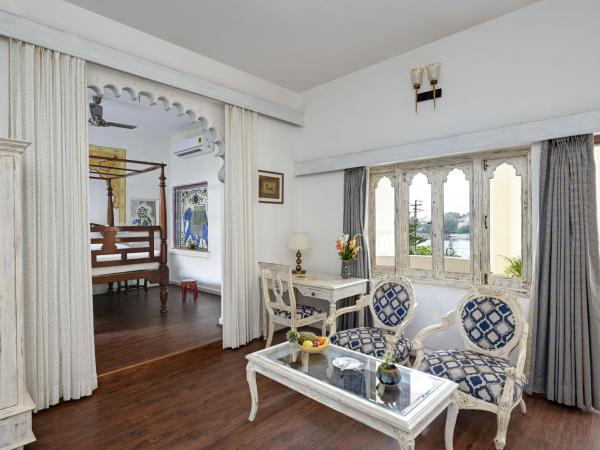 Swaroop Vilas - Lake Facing Boutique Hotel : photo 2 de la chambre suite avec vue sur lac