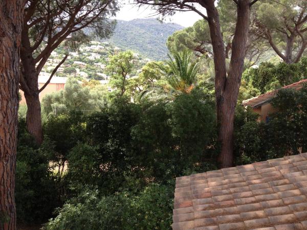 Villa La Clarté : photo 6 de la chambre chambre lit king-size - vue sur piscine