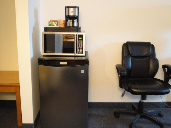 South Hill Motor Inn : photo 3 de la chambre chambre avec 2 grands lits queen-size