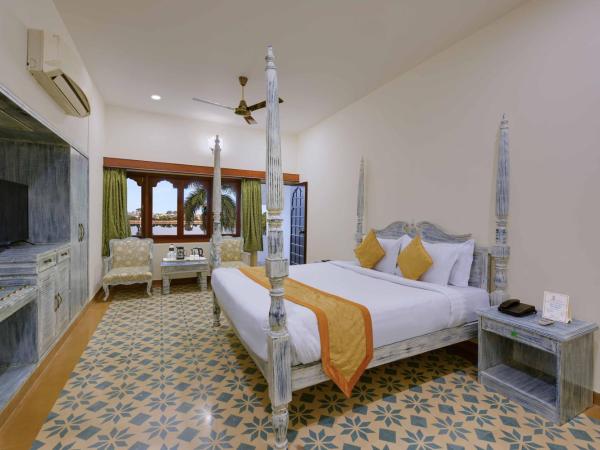 Swaroop Vilas - Lake Facing Boutique Hotel : photo 3 de la chambre chambre lit king-size avec balcon