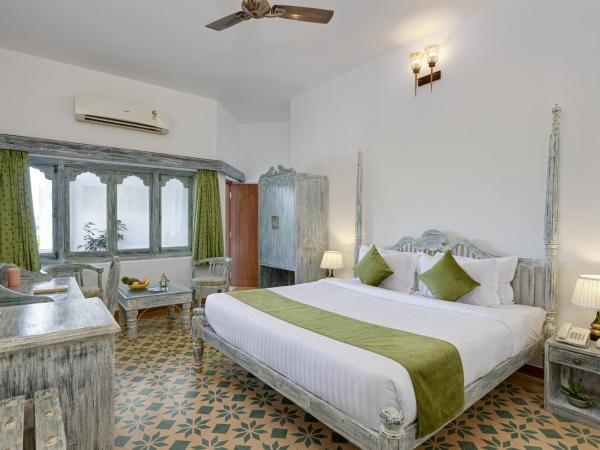 Swaroop Vilas - Lake Facing Boutique Hotel : photo 9 de la chambre chambre lit king-size avec balcon