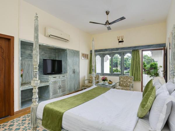 Swaroop Vilas - Lake Facing Boutique Hotel : photo 1 de la chambre chambre lit king-size avec balcon