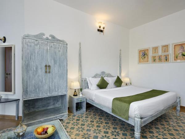 Swaroop Vilas - Lake Facing Boutique Hotel : photo 8 de la chambre chambre lit king-size avec balcon