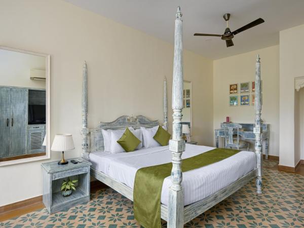 Swaroop Vilas - Lake Facing Boutique Hotel : photo 10 de la chambre chambre lit king-size avec balcon