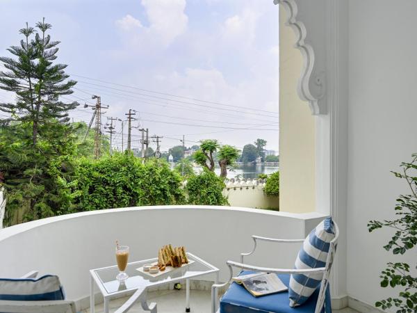 Swaroop Vilas - Lake Facing Boutique Hotel : photo 2 de la chambre chambre lit king-size avec balcon