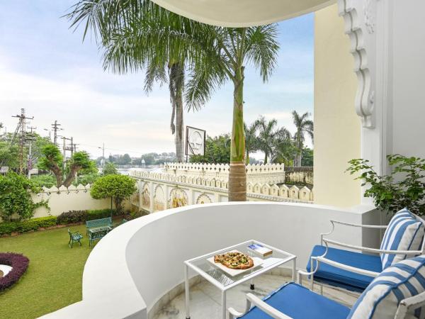 Swaroop Vilas - Lake Facing Boutique Hotel : photo 6 de la chambre chambre lit king-size avec balcon