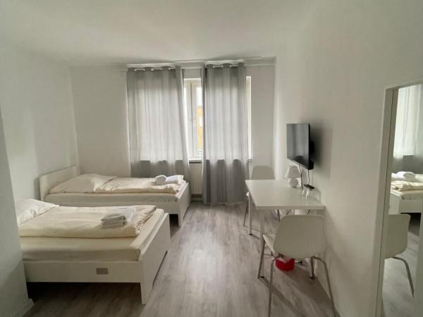 Tyros Hotel und Gästehaus am Weidendamm : photo 1 de la chambre chambre double