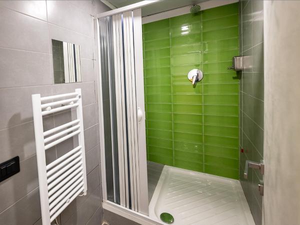 Marathon Hostel : photo 2 de la chambre bed in 6-bed female dormitory room with private external bathroom