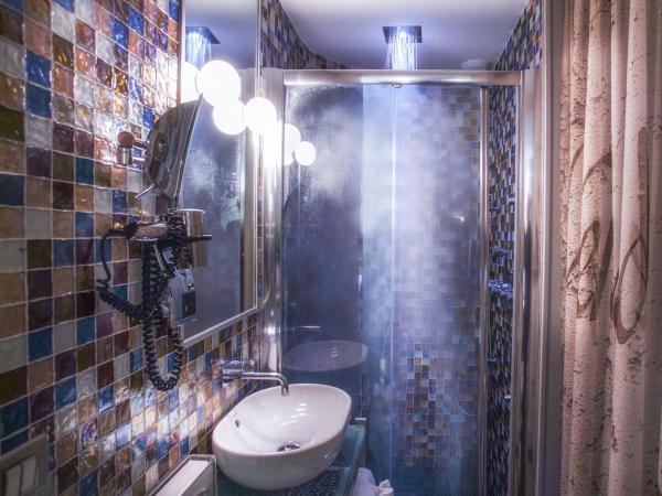 Apostrophe Hôtel : photo 6 de la chambre chambre double standard avec douche à jets d'hydromassage