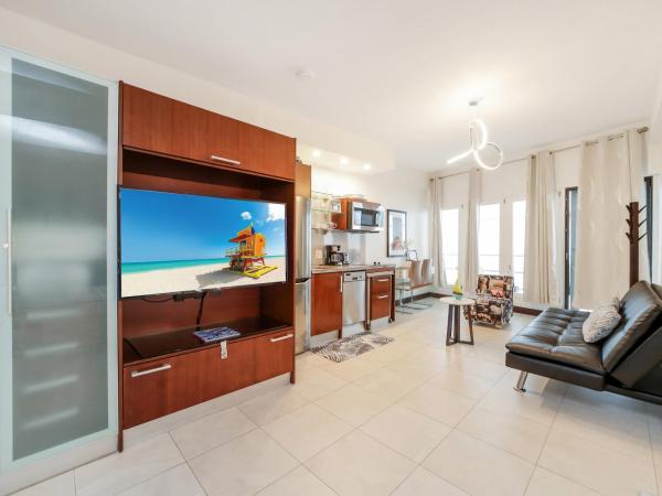 Strand Ocean Drive Suites : photo 6 de la chambre suite lit king-size avec balcon 1 - c204