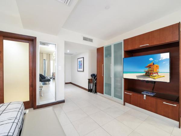 Strand Ocean Drive Suites : photo 5 de la chambre suite lit king-size avec balcon 1 - c204