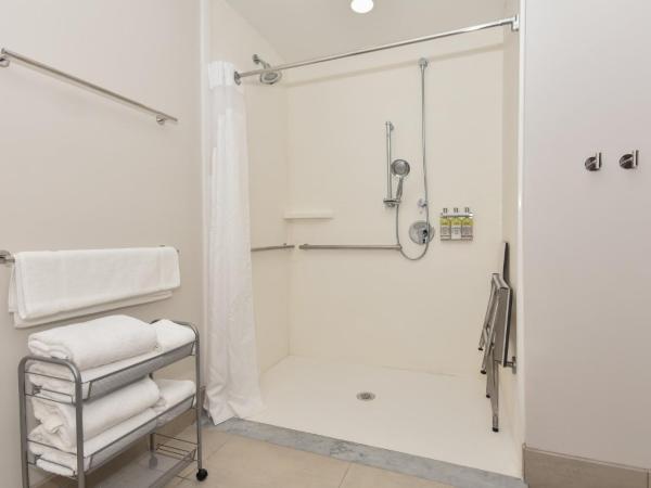 Holiday Inn Express & Suites Charlotte - Ballantyne, an IHG Hotel : photo 1 de la chambre chambre avec 2 lits queen-size lits adaptée aux personnes malentendantes avec douche accessible en fauteuil roulant - non-fumeurs
