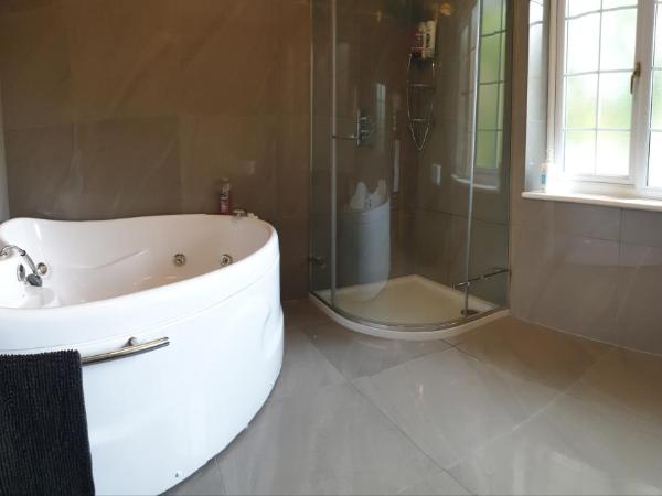 Little Robin Gate - Free Parking - Central - 10 min Walk to Train Station : photo 5 de la chambre chambre lit king-size avec baignoire spa