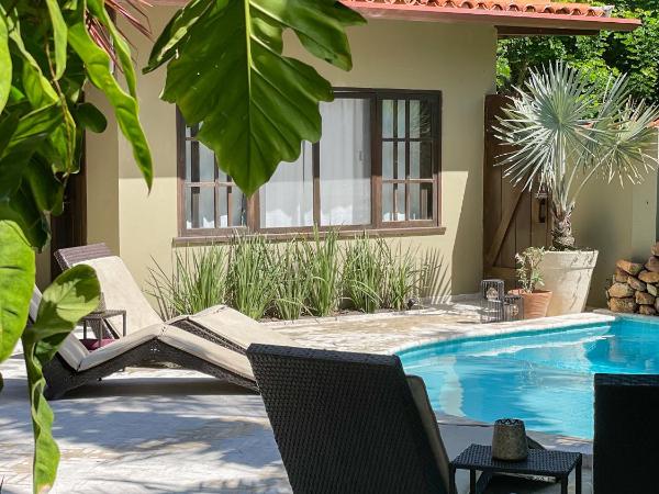 Villa Balthazar : photo 6 de la chambre chambre lit queen-size - vue sur piscine