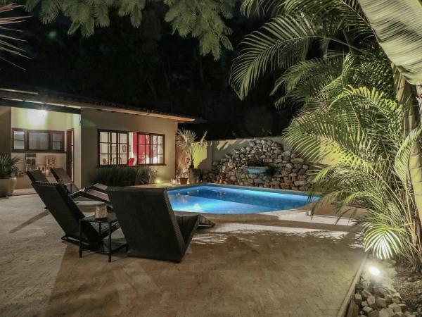 Villa Balthazar : photo 7 de la chambre chambre lit queen-size - vue sur piscine