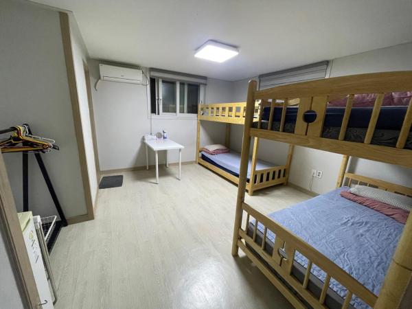 Twin Rabbit Guesthouse : photo 2 de la chambre chambre quadruple avec salle de bains privative