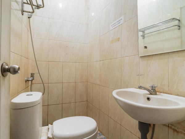 RedDoorz near Tomang 2 : photo 7 de la chambre chambre double