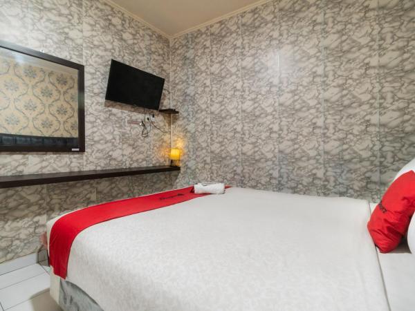 RedDoorz near Tomang 2 : photo 3 de la chambre chambre double