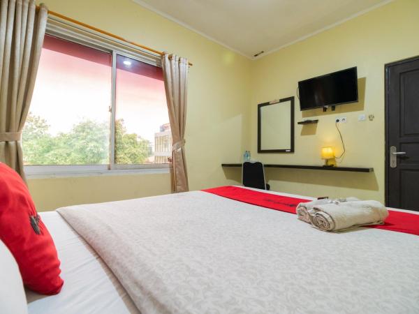 RedDoorz near Tomang 2 : photo 4 de la chambre chambre double