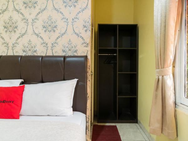 RedDoorz near Tomang 2 : photo 6 de la chambre chambre deluxe