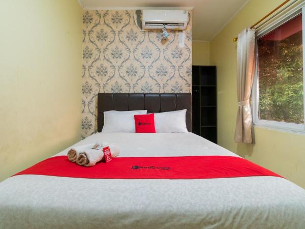 RedDoorz near Tomang 2 : photo 8 de la chambre chambre deluxe